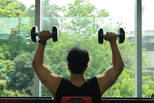 Welke spieren train je met een dumbbell shoulder press?