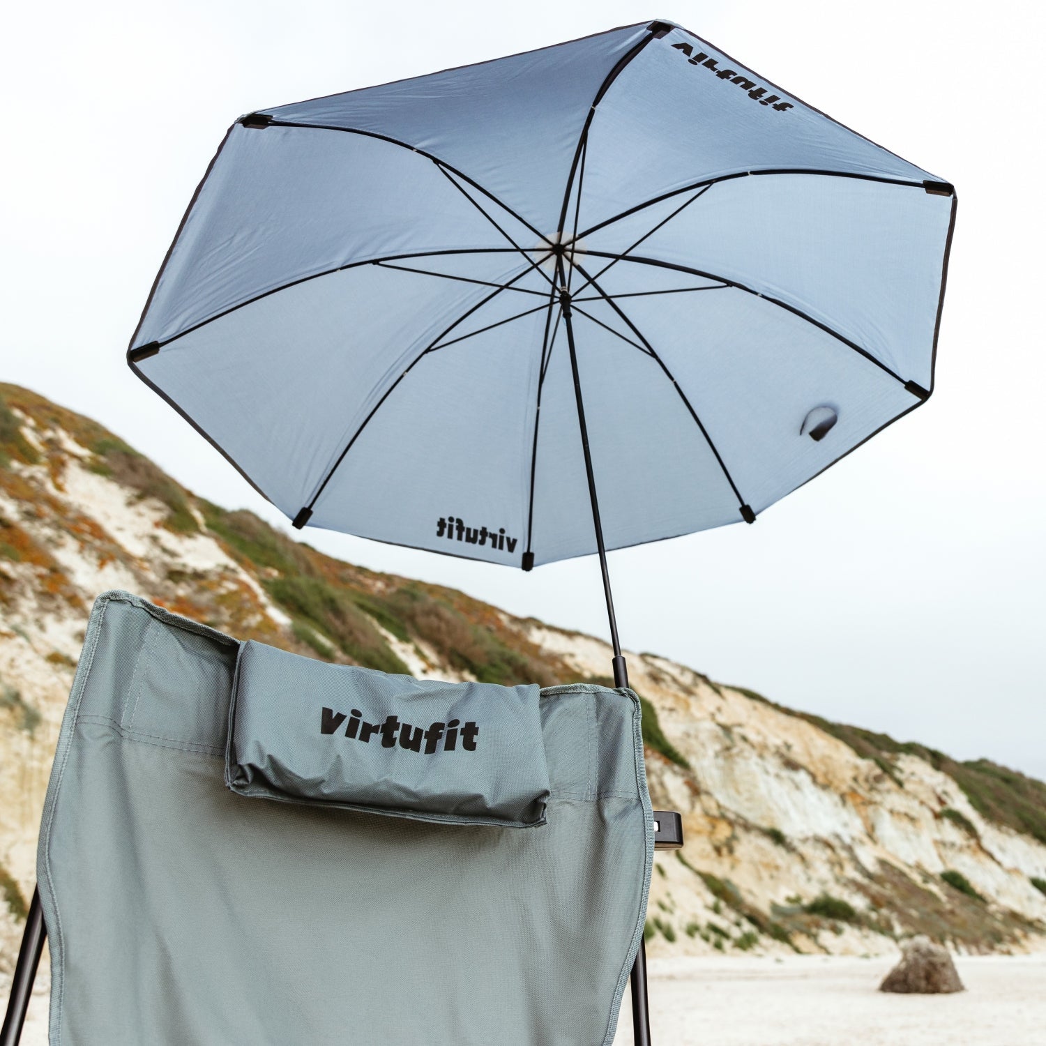 VirtuFit Opvouwbare Camping Stoel - Inclusief Universele Stoelparasol - Zwart