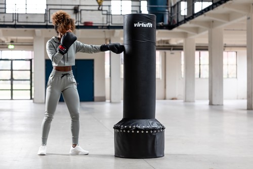 VirtuFit Staande Bokszak – Bokspaal – Bokszuil - 170 cm - Sfeerfoto