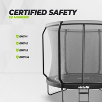 Zijaanzicht van de zwarte VirtuFit Premium Trampoline 251 cm inclusief veiligheidsnet en vermelding van de CE veiligheidscertificeringen.