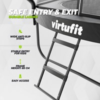 Detailopname van de duurzame trap van de VirtuFit Premium Trampoline 366 cm met brede anti slip treden voor een veilige instap.