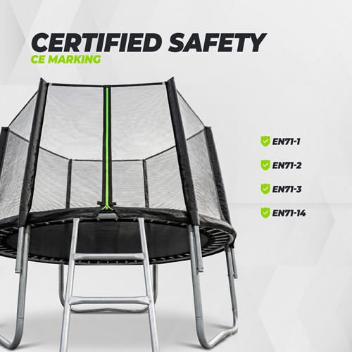 Zijaanzicht van de VirtuFit trampoline met veiligheidsnet en trapje inclusief officiële EN71 veiligheidscertificeringen.