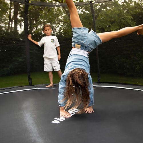 Lifestyle actiefoto van de VirtuFit Premium Trampoline met een groot springoppervlak