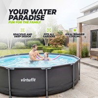 Lifestyle sfeerfoto van een vader en dochter in het ruime VirtuFit Zwembad 244 antraciet. Het ronde ontwerp past in vrijwel elke tuin en biedt de ideale zomerse verkoeling en waterpret voor het hele g