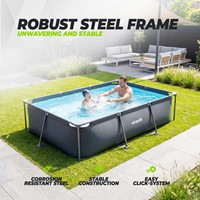 Lifestyle sfeerfoto van een vader en zoon in het ruime VirtuFit Zwembad 300x210 antraciet. Het diepe ontwerp past in vrijwel elke tuin en biedt de ideale zomerse verkoeling en waterpret voor de hele f