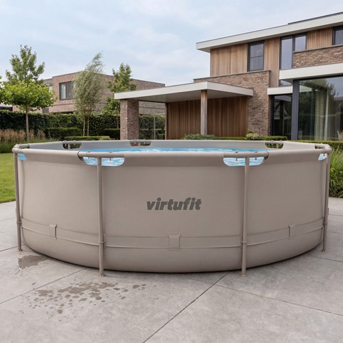 Lifestyle afbeelding van het ronde VirtuFit frame zwembad geplaatst op een modern stenen terras bij een luxe woning.