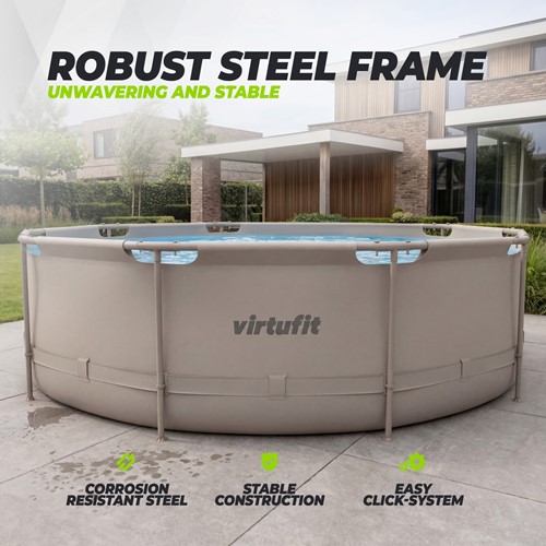 Lifestyle vooraanzicht van het beige VirtuFit rond opzetzwembad stabiel opgesteld op een modern terras met informatie over het robuuste corrosiebestendige stalen frame met kliksysteem.